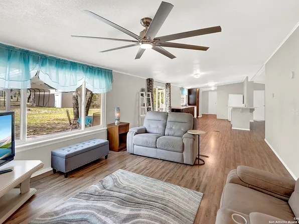 1019 Eagle Creek Dr, Floresville, TX 78114