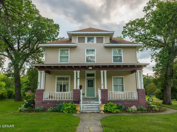 623 N Central St, Warren, MN 56762