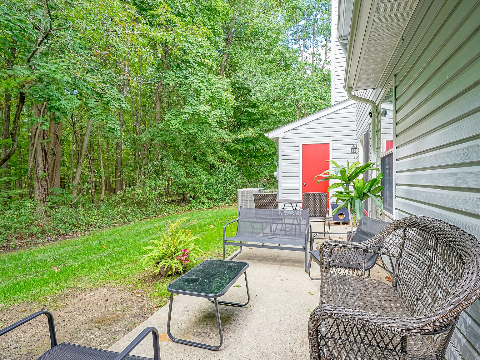 2 bed, 2.5 bath, 1360 sqft, $2,400 — Photo 2