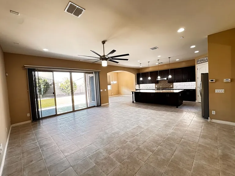 268 E Powell Way — Photo 1