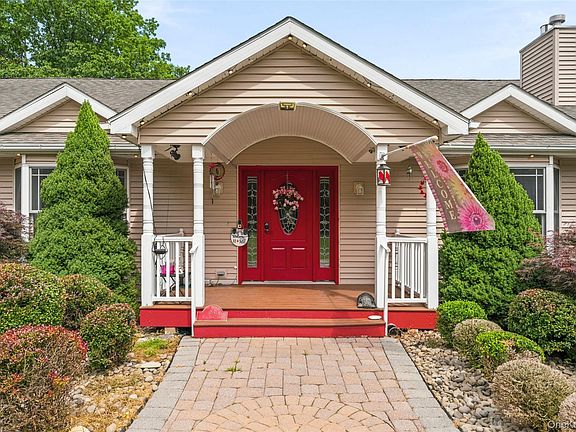 2nd image of 84 Pin Oak Drive