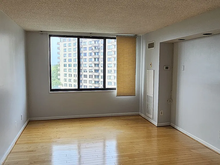 5225 Pooks Hill Rd #1303S — Photo 2