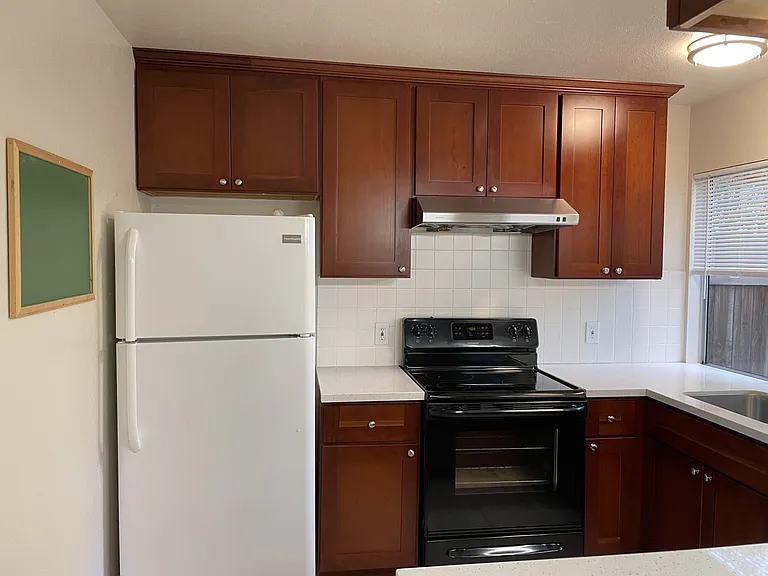 1575 Drake Dr — Photo 2