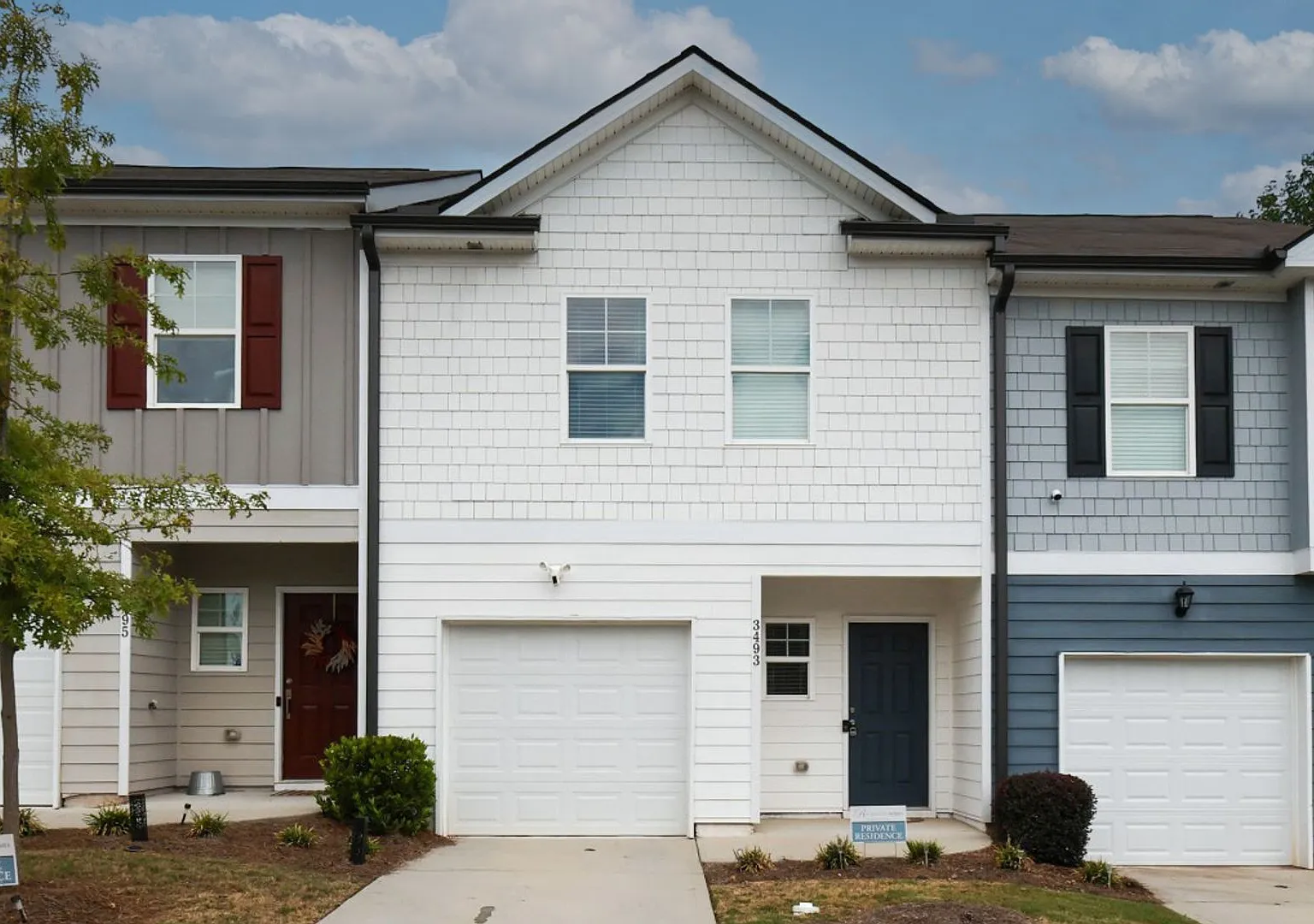 Unfurnished Townhome Wooded Backyard — Photo 1