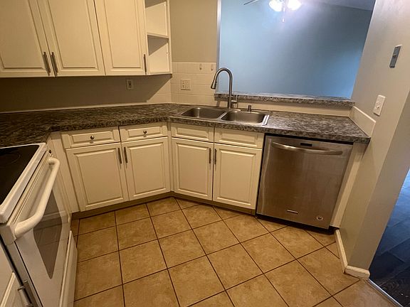 4th image of 320 Village Pointe Dr APT A