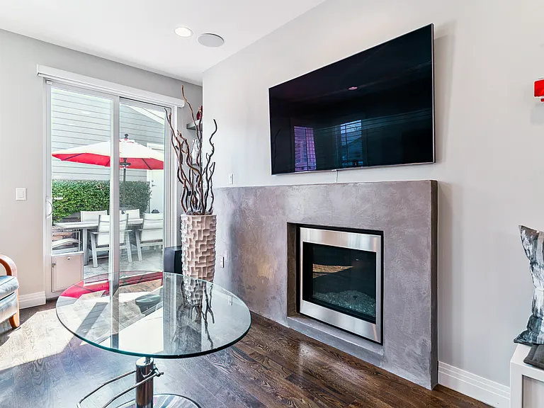 2428 N Clarkson St — Photo 9