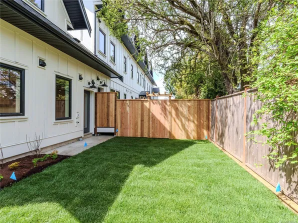 1830 Allenby Rd #8, Saanich, BC V8R 3B7
