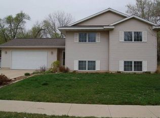 2420 Handley Dr SW, Cedar Rapids, IA 52404