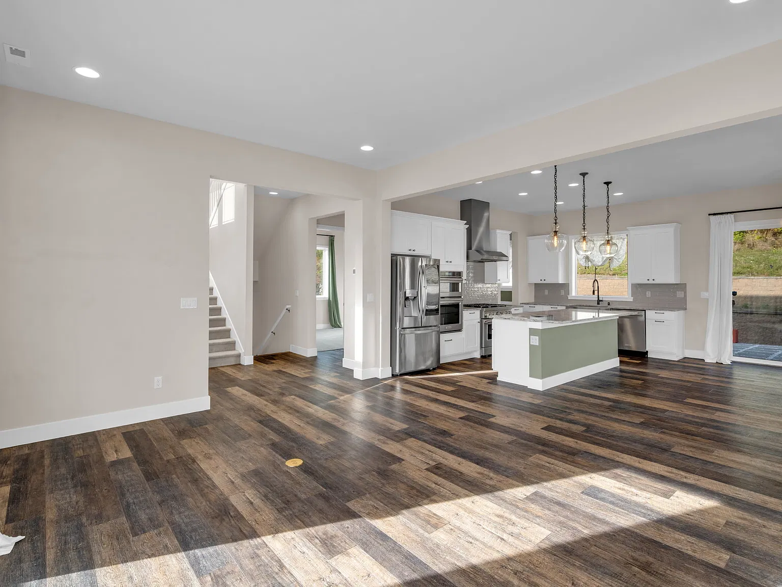 4 bed, 3348 sqft, $4,500 — Photo 4