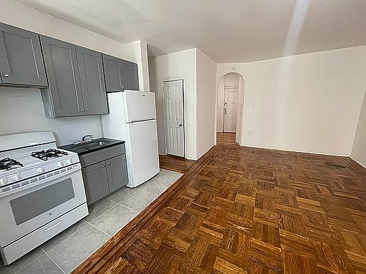 4th image of 43-30 46th St #3B
