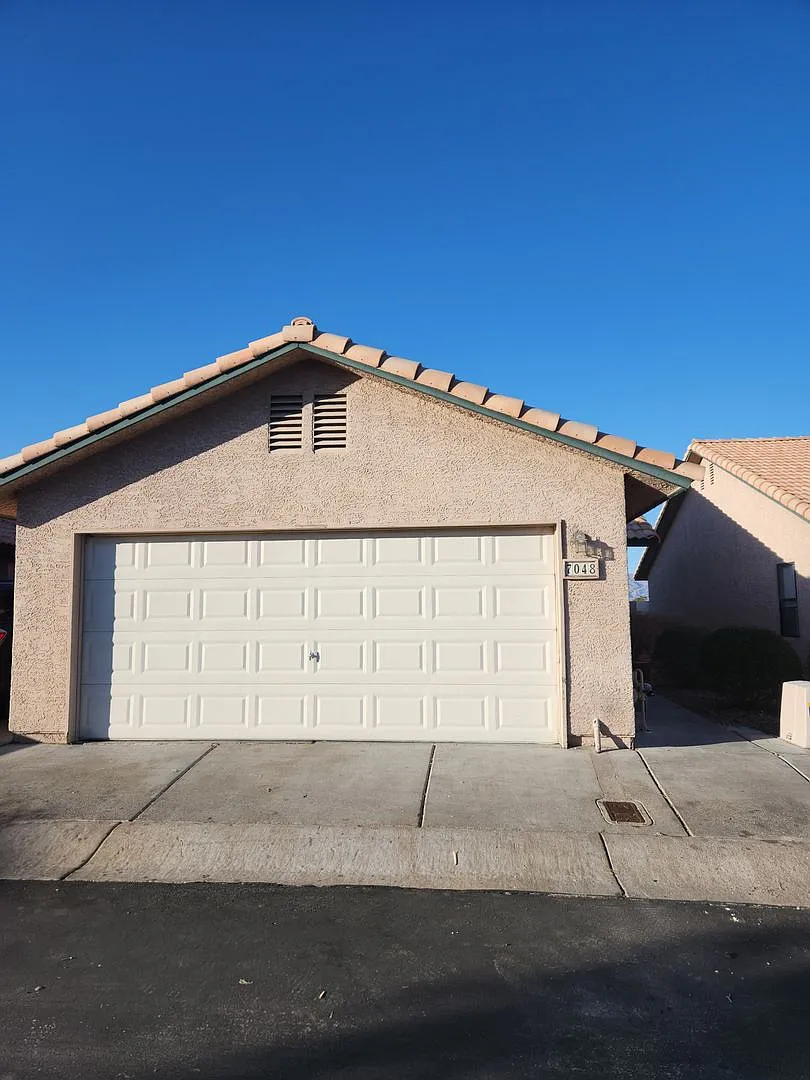 Single-Story 2 Bed, 2 Bath with 2-Car Garage in Gate Community — Photo 2