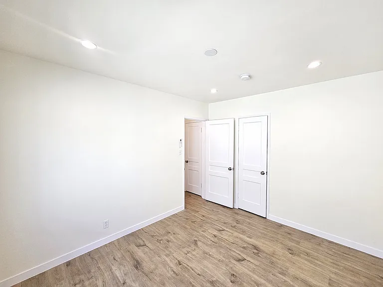 1401 W Victory Blvd #1401 — Photo 12