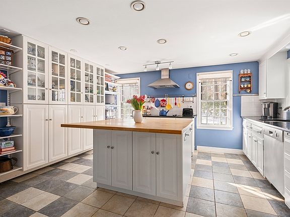 3rd image of 6 Brewster Rd