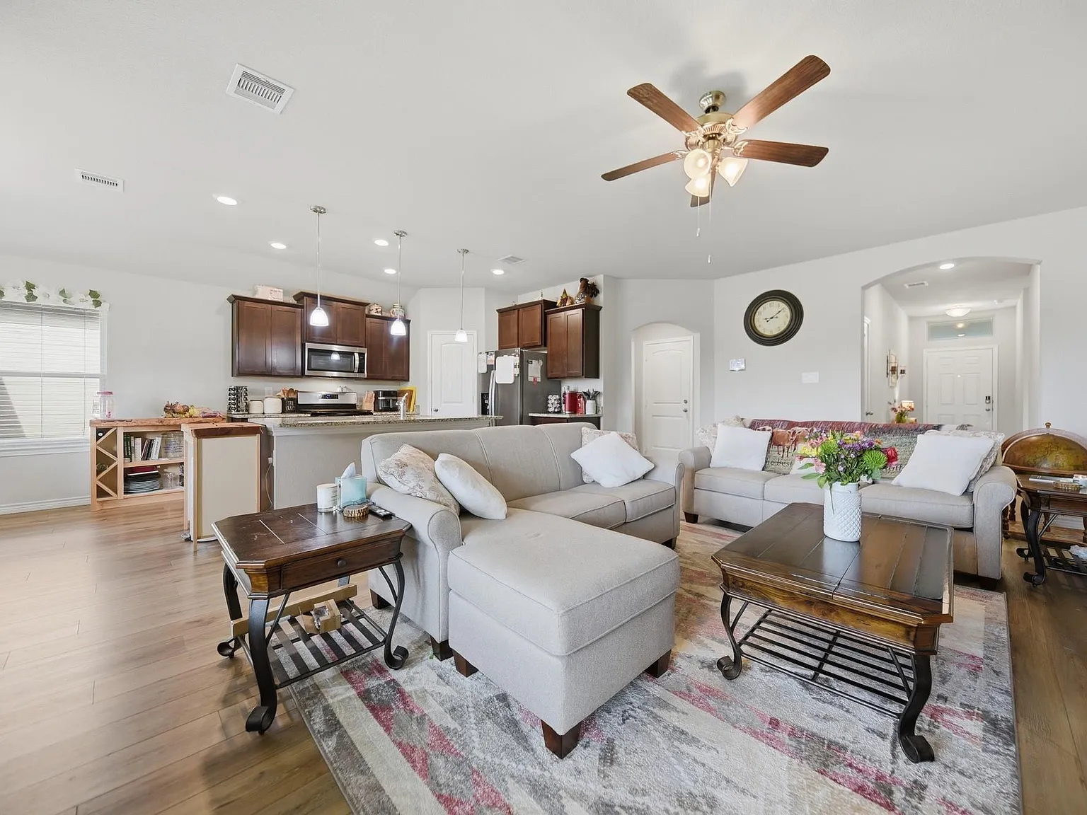 3 bed, 2.0 bath, 1495 sqft, $2,000 — Photo 2