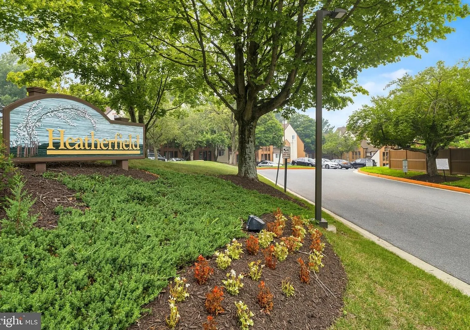 Spacious Columbia Condo with Den, Private Balcony & Golf Course Views — Photo 2