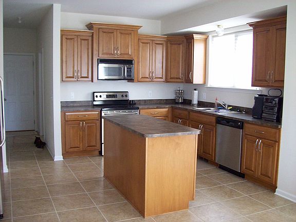 Large Kitchen w/Double Bay Nook