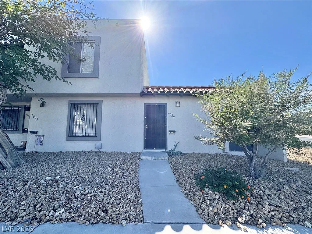 1 bed, 1.0 bath, 576 sqft, $1,900 — Photo 2