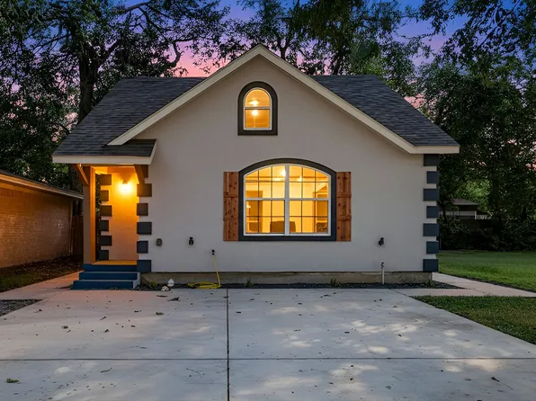 111 E Division St, Pilot Point, TX 76258