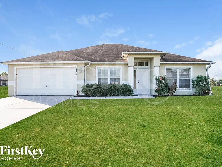 1702 NW 18th St — Photo 1