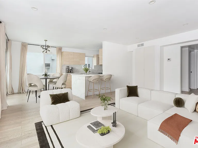 560 N Kings Rd #4 — Photo 1