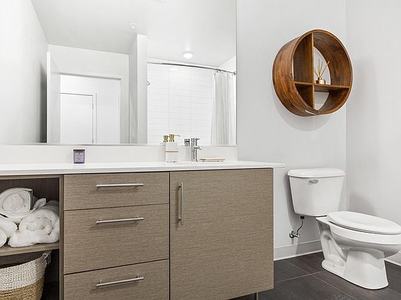 5th image of 1031 W Wilson Ave #615