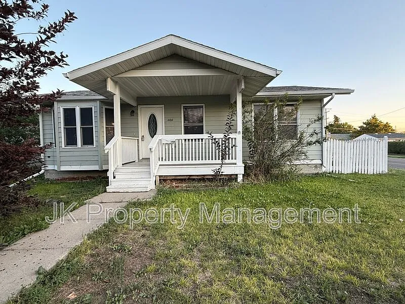 3 bed, 2.0 bath, 1742 sqft, $2,100 — Photo 1