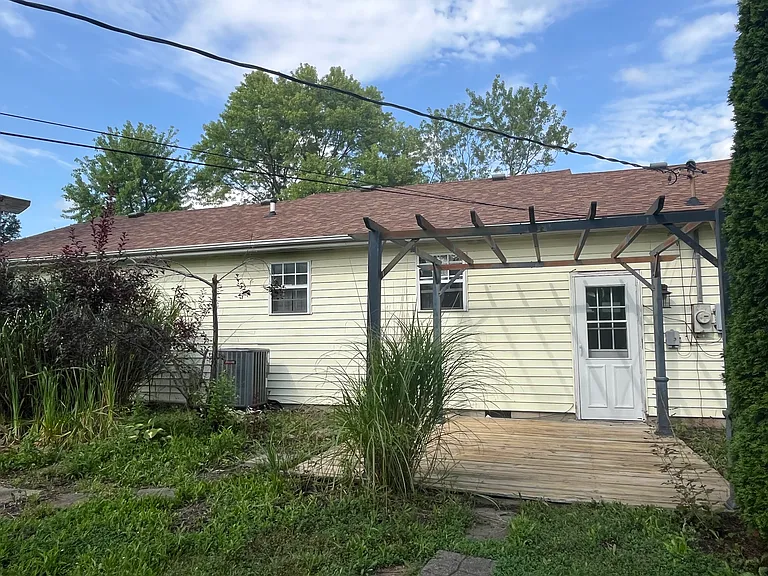 1919 Manor Dr — Photo 2