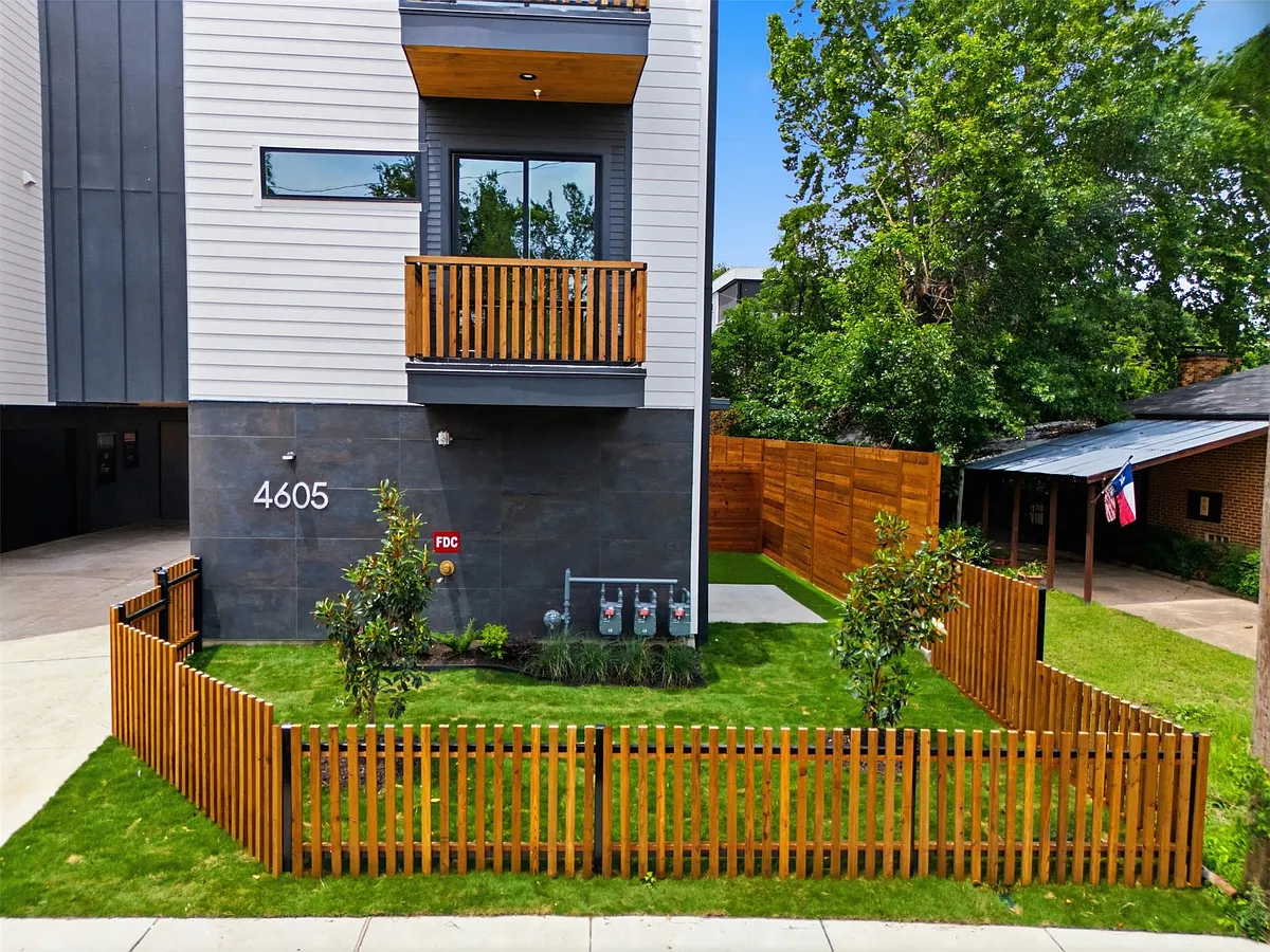 Building Photo - 4605 Belmont Ave #2