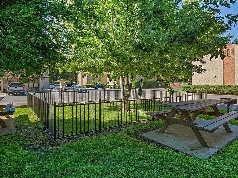 Acacia Apartments — Photo 18