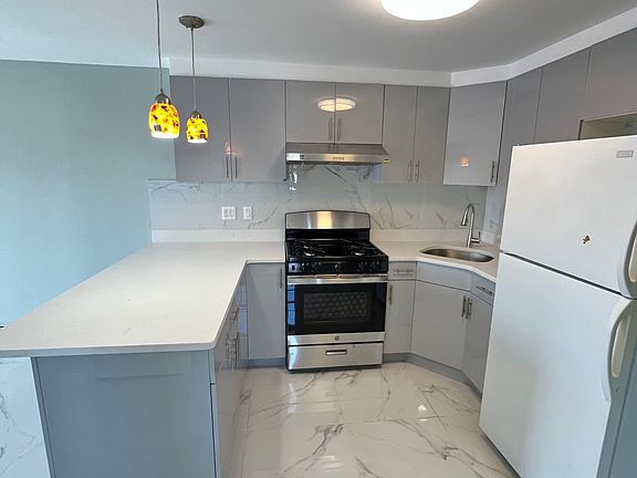 4th image of 127 E Bay 46th St #3