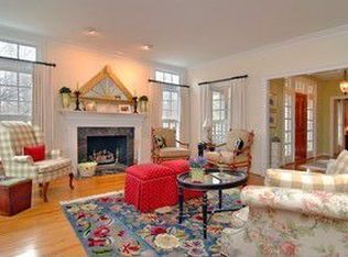 321 Belle Foret Dr, Lake Bluff, IL 60044