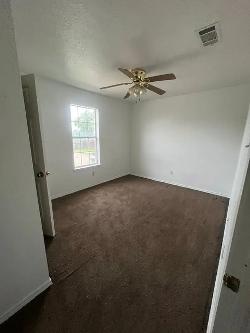 Building Photo - 3303 Toledo Dr #C