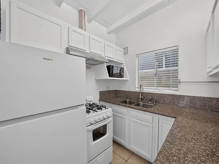 1815 W Balboa Blvd — Photo 7