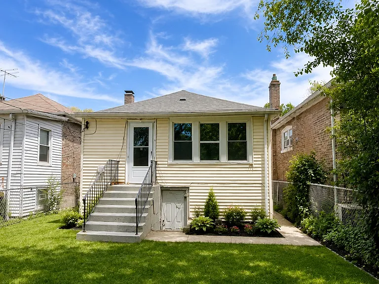 10210 S Bensley Ave — Photo 7