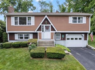 4 Blais Rd, Uncasville, CT 06382