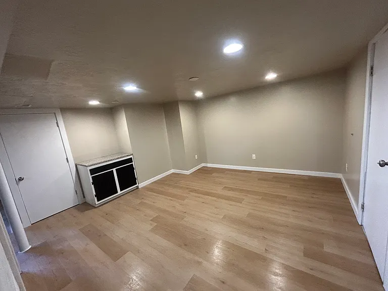 695 Howard St — Photo 7