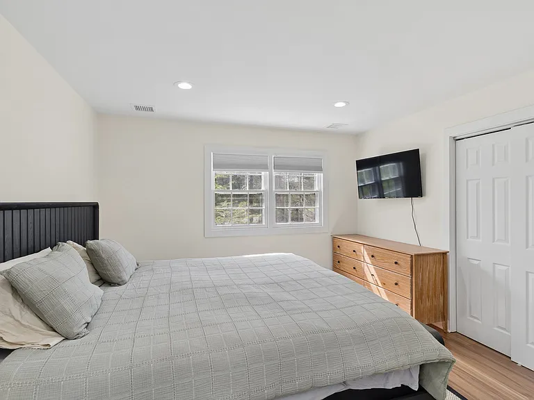 135 Pembroke Dr — Photo 25
