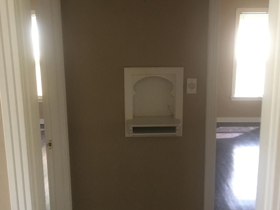 1st image of 409 Roberts St