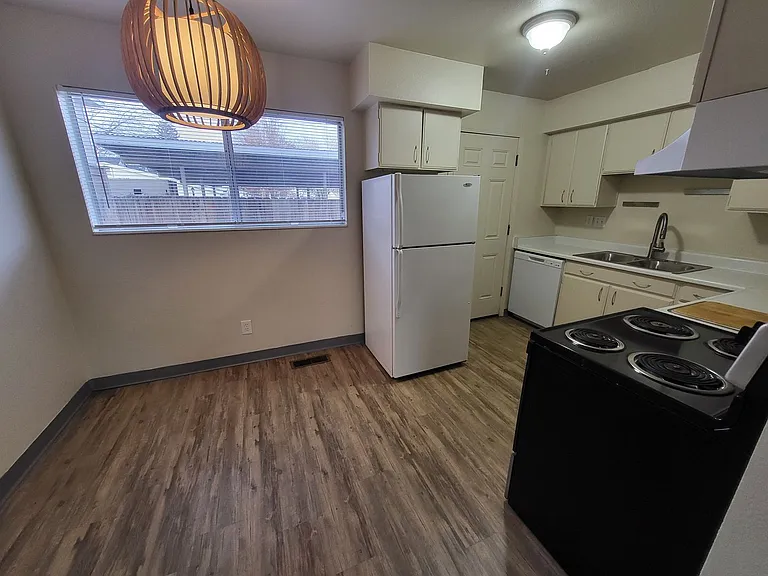 210 David St — Photo 3