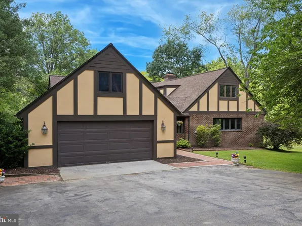 605 Spring Ln, Philadelphia, PA 19128