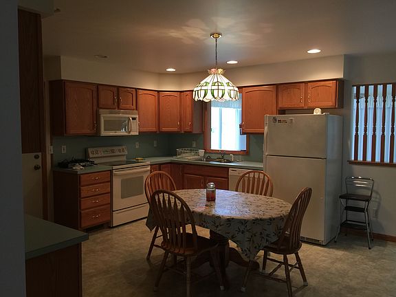 Large kitchen, oak cabinets 