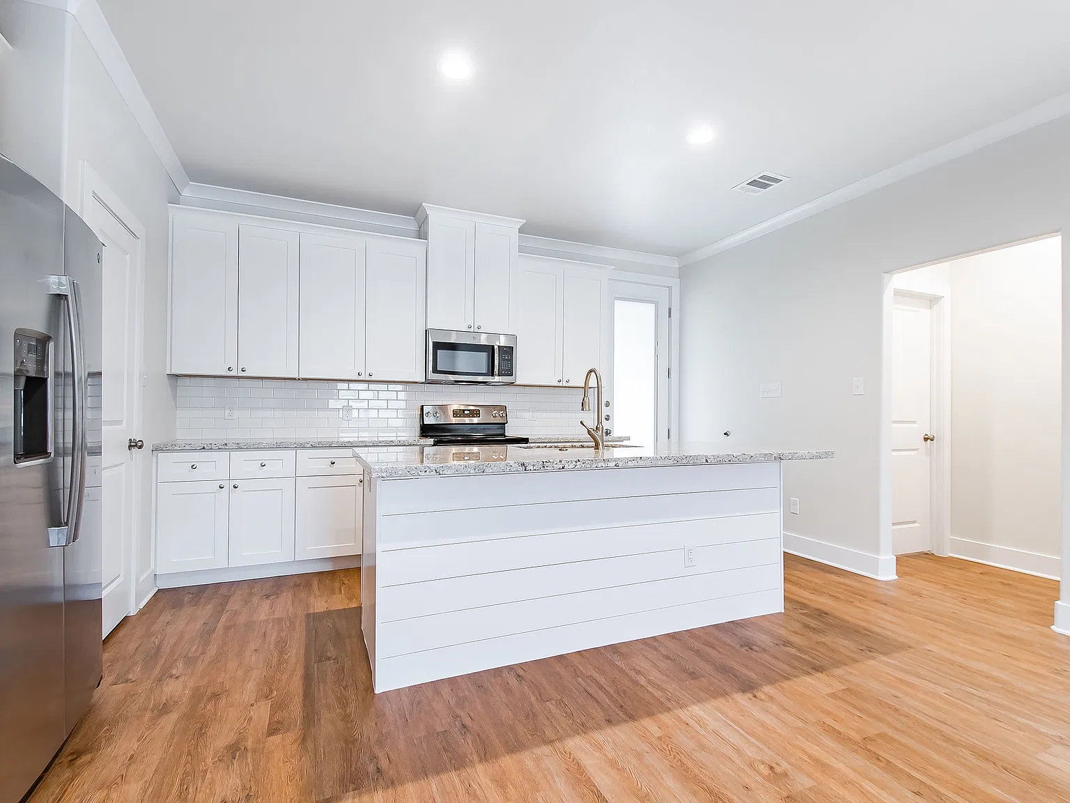 5 bed, 1987 sqft, $4,095 — Photo 4