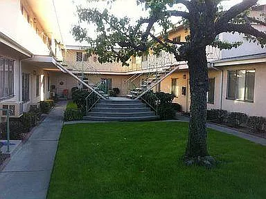 204 East Broadway — Photo 4