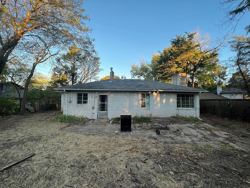 2nd image of 1526 N Gentry Dr