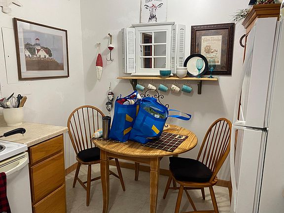 Cute, sea worthy little nest of a kitchen. Has just the right stuff to make you sit back and enjoy the view. All that you need to prepare a dinner or a quick breakfast.