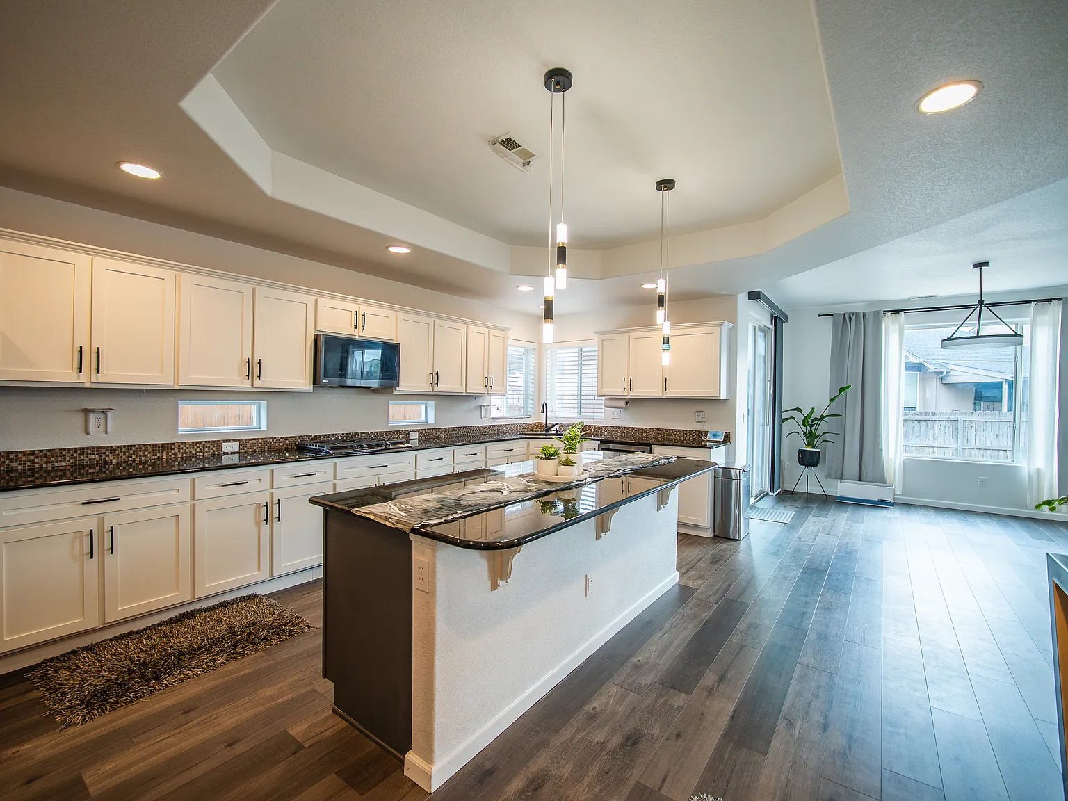 5 bed, 3429 sqft, $2,995 — Photo 2