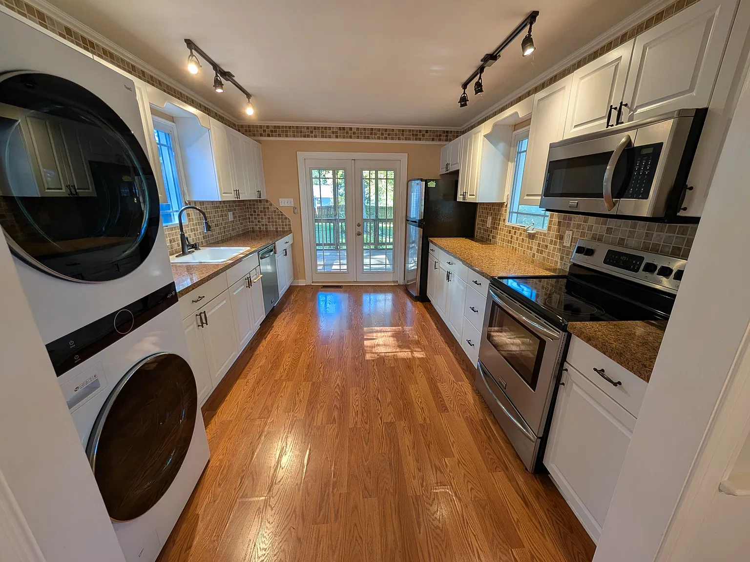 3 bed, 1020 sqft, $2,100 — Photo 4