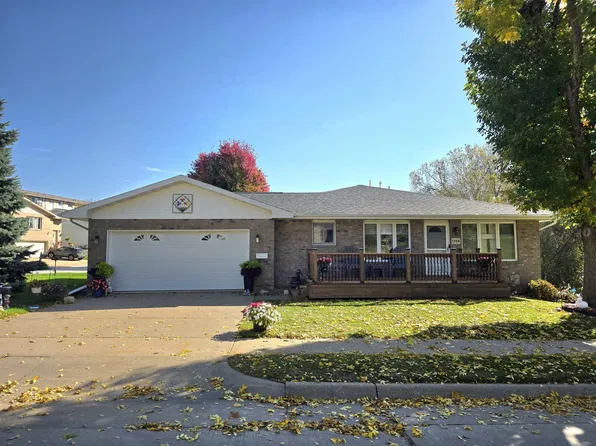 1398 Oak Park Pl, Dubuque, IA 52002
