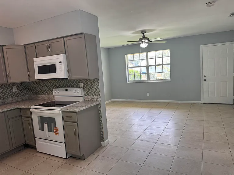 1740 SW 70th Way — Photo 6