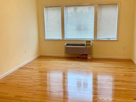 5th image of 160 Chatterton Ave #2B